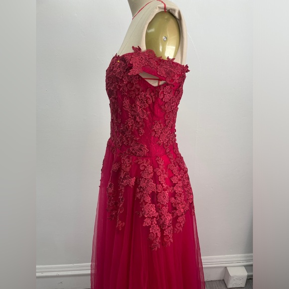 Brand new prom dress with padding - Picture 5 of 8